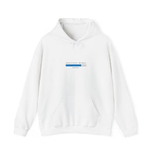 Puede incluir: Sudadera con capucha blanca con bolsillo delantero y cordón. La parte delantera presenta un gráfico de barra de carga azul y gris con el texto "Loading Life Choices... 98% Complete. Please Wait...".