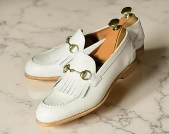 Handgemaakte witte leren mocassinloafers: herenschoenen met franje