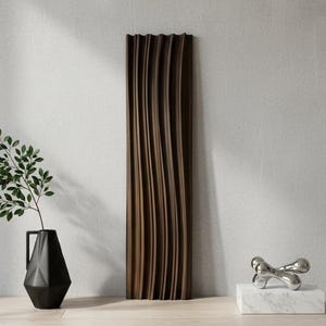 波打つ木彫りの大きな壁アート：ミッドセンチュリーモダンリビングルームの装飾