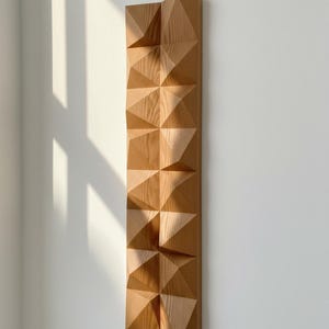 Geometrische Holz Wand Kunst: Dreieckige Hölzerne Wandbehänge mit Größenoptionen