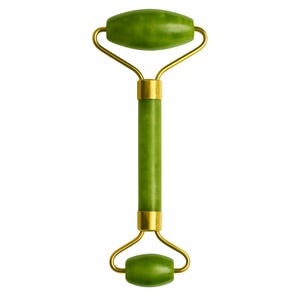 Op de afbeelding: Een groene jade gezichtsroller met goudkleurige metalen accenten. De roller heeft aan elk uiteinde twee afgeronde jaden stenen, verbonden door een goudkleurig frame. De handgreep is een cilindrisch stuk groene jade.