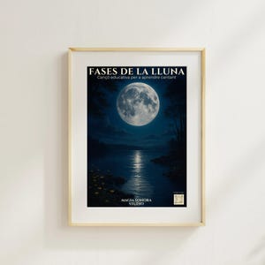Op de afbeelding: Ingelijste print met een nachtlandschap met een volle maan boven een meer. Het kunstwerk bevat tekst bovenaan met de tekst "FASES DE LA LLUNA" en onderaan "MAGIA SONORA STUDIO".