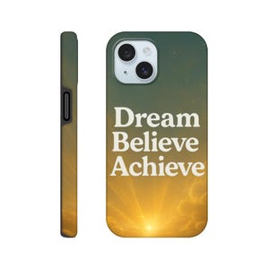 Puede incluir: Funda de teléfono con las palabras "Dream Believe Achieve" en blanco sobre un fondo de puesta de sol. El diseño pasa de amarillo dorado a verde oscuro. El lateral de la funda es de color dorado. Para un smartphone.