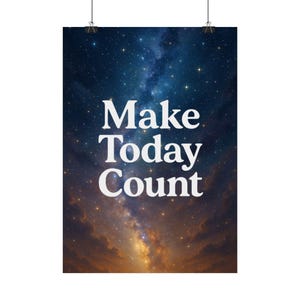 Puede incluir: Un póster con el texto blanco "Make Today Count" sobre un fondo de cielo estrellado y una nebulosa. El póster está sujeto por dos clips negros.