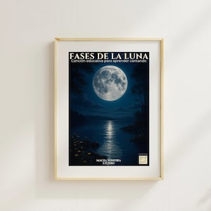 Op de afbeelding: Ingelijste print met een nachtlandschap met een volle maan boven een water. Het kunstwerk bevat de tekst "FASES DE LA LUNA" en "Canción educativa para aprender cantando". De print zit in een licht houten frame.
