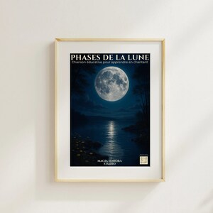 Puede incluir: Impresión artística enmarcada que presenta un paisaje nocturno con una luna llena sobre un lago. La obra de arte incluye el texto "PHASES DE LA LUNE" y "Chanson éducative pour apprendre en chantant". La impresión está en un marco de madera clara.