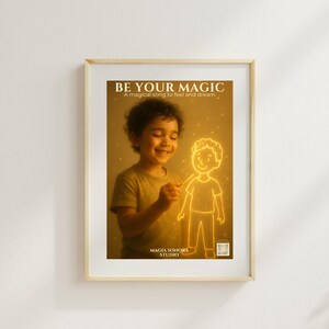 Puede incluir: Impresión enmarcada con un niño sonriente sosteniendo una figura de palo brillante. El texto "BE YOUR MAGIC" y "A magical song to feel and dream" están en la parte superior. La parte inferior de la impresión dice "MAGIA SONORA STUDIO". La imagen tiene un esquema de color cálido y dorado.