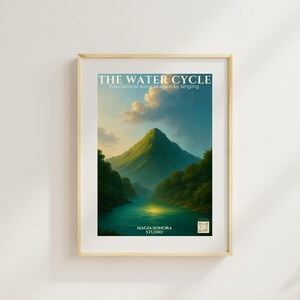 Puede incluir: Una impresión enmarcada titulada "THE WATER CYCLE" con el subtítulo "Educational song to learn by singing". La obra de arte representa una montaña, un río y árboles en tonos verdes y azules. La parte inferior de la impresión dice "MAGIA SONORA STUDIO".