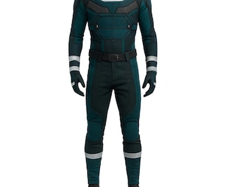 Puede incluir: Un mono verde azulado y negro con detalles plateados. El traje presenta un cuello alto, un cinturón negro y rayas reflectantes en los brazos y las piernas. El diseño incluye secciones acolchadas en el pecho y los hombros, con guantes y botas.