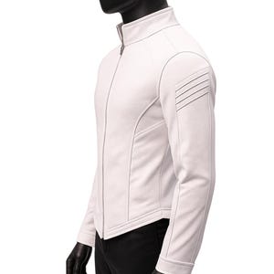 Puede incluir: Chaqueta blanca con cuello alto y cierre de cremallera. La chaqueta tiene tres líneas paralelas en la parte superior de la manga izquierda. La chaqueta se muestra en un maniquí.