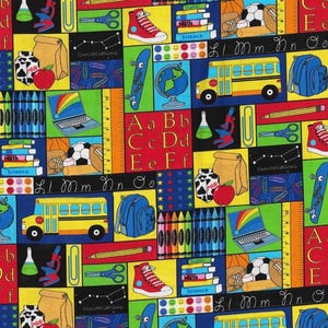 Może przedstawiać: Wielokolorowy nadruk na tkaninie z ilustracjami o tematyce szkolnej, w tym żółte autobusy szkolne, czerwone trampki, niebieskie plecaki, globusy, laptopy z tęczami, stosy książek z napisami Math i Science, kredki oraz litery alfabetu.
