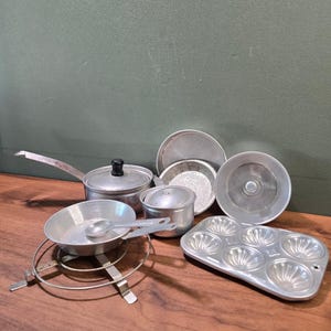 Vintage aluminium leksakskastruller stekpannor set leksaksbakformar barnlekkök mycket