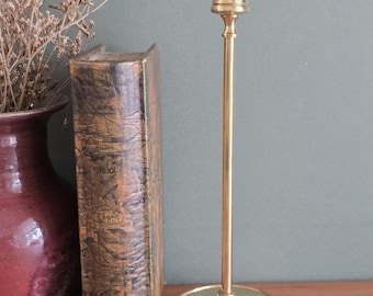 Candelabro alto vintage de latón pulido con forma de cónico – 26,7 cm (10,5 pulgadas)