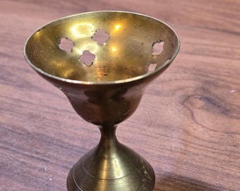 Quemador de incienso pequeño de latón vintage con forma de trébol calado y pedestal de 3 pulgadas.