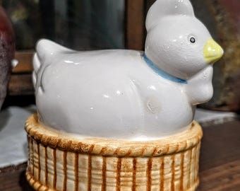 Vintage Keramik Henne auf Korb Figur, Blauer Kragen Land Bauernhaus Dekor