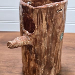 Handgefertigte Vogelhaus-Vogelhaus-Vase aus einem Baumstamm im Stil der Volkskunst, hergestellt aus Keramik, Studiokeramik