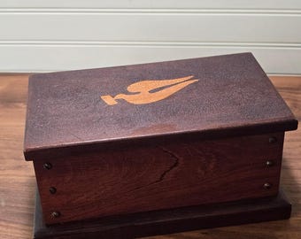 Caja de recuerdos de madera vintage hecha a mano con incrustaciones de punta de flecha. Cofre para guardar objetos de valor.
