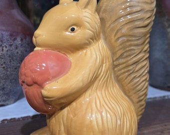 Glasiertes Keramik Eichhörnchen mit Eichel