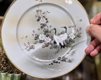 Handbemalter japanischer Porzellanteller im Kutani-Stil, Kraniche & Pfingstrosen, Goldrand, 18 cm