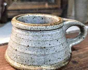 Vintage gesprenkelte Studio Keramik Tasse, handgefertigte Rad gedrehte Kaffeetasse