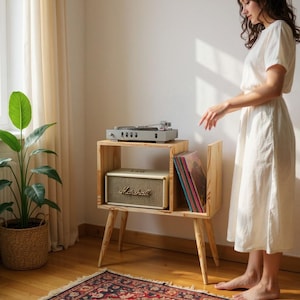 Può includere: Un set di tre tazze in ceramica con finitura opaca e macchiettata. Le tazze sono nei toni del crema, grigio chiaro e grigio scuro. Ogni tazza ha un design semplice e minimalista.