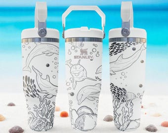 Stanley-tumbler med gravyr i delfiner – havstema, sugrörsmugg med fällbart mönster 60 cl 80 cl 100 cl – söt present med havsliv för barn och vuxna