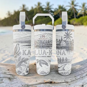 Peut inclure: Trois gobelets isothermes blancs avec poignées, ornés d'illustrations au trait noir représentant des paysages hawaïens, dont un oiseau, une tortue marine, des palmiers et une pirogue. Le texte indique KALUA-KONA WHERE VOLCANOES MEET THE SEA et STANLEY.