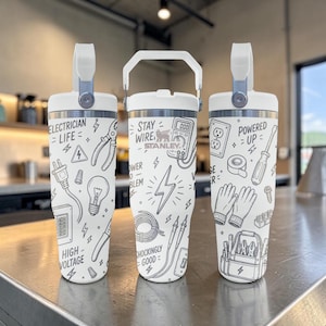 Puede incluir: Tres vasos Stanley blancos con tapas y asas blancas, con un patrón de líneas negras de herramientas eléctricas, bombillas, rayos y textos que incluyen Electrician Life, Stay Wired y Powered Up, sobre un fondo blanco.