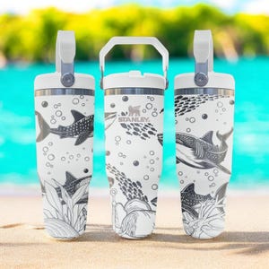 Graverat valhaj-sugrörsmugg med flip-mönster – frostvit – Ocean Adventure Design – 59 cl 109 cl rostfritt stål