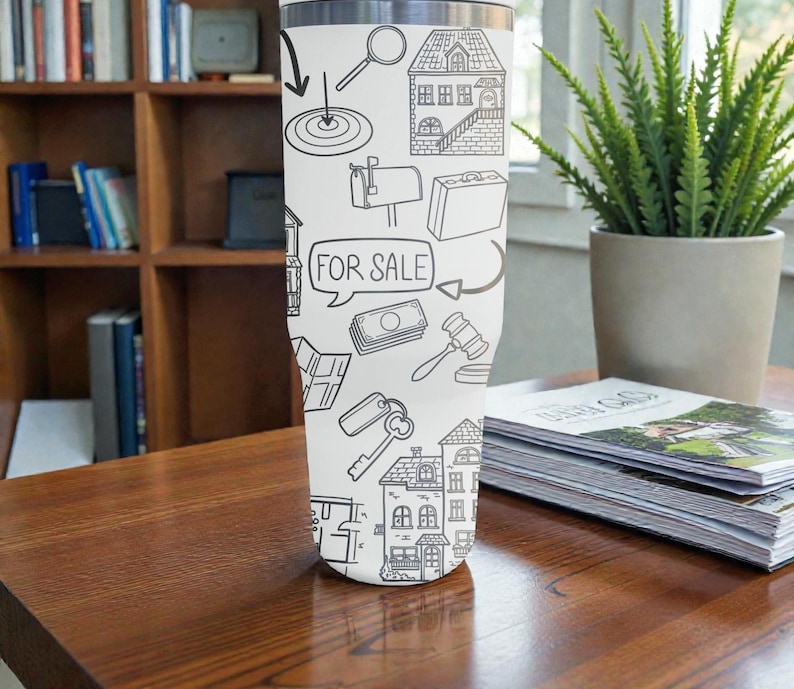 K&ouml;nnte beinhalten: Ein wei&szlig;er Edelstahlbecher mit einem schwarz-wei&szlig;en Immobilien-Design. Das Design umfasst Illustrationen von H&auml;usern, Schl&uuml;sseln, Geld und den Text "FOR SALE". Der Becher steht auf einem Holztisch.