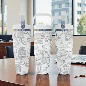 K&ouml;nnte beinhalten: Drei wei&szlig;e isolierte Becher mit Griff und Klappdeckel. Jeder Becher ist mit schwarz-wei&szlig;en Strichzeichnungen von H&auml;usern, Schl&uuml;sseln und den W&ouml;rtern "FOR SALE", "SOLD" und "REAL ESTATE" verziert. Die Becher stehen auf einem Holztisch.