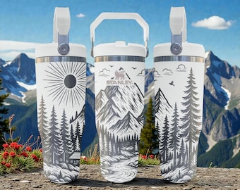 Vaso Stanley con pajita y grabado de montaña – Blanco escarcha – Escena de naturaleza alpina – Taza de acero inoxidable de 20 oz, 30 oz y 40 oz