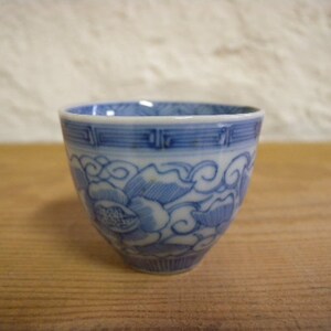Taza antigua 2115, azul y blanca, de mediados a principios del siglo XIX.