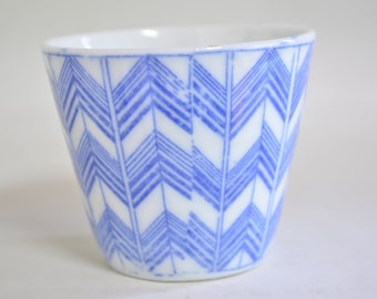 Antique cup 4974, blue and white Imari, transfer ware, Meiji