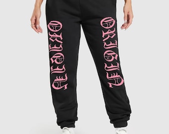 Pink Gothic Text Baggy Sweatpants, Heavyweight Streetwear Joggers, Dark Aesthetic Pants, Unisex Relaxed Fit Trousers, Men Women Clothing