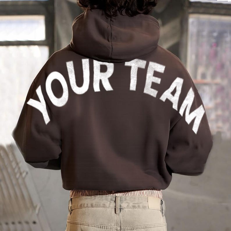 Anpassningsbar laghoodie, anpassad sportmamma-tröja med rund hals, personlig lagmamma-tröja eller hoodie, bokstäver baktill, logotyp framtill bild 1