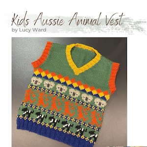 Puede incluir: Un chaleco de punto verde, azul, naranja y amarillo con un patrón de koala, canguro y wombat. El chaleco es para niños y tiene cuello en V. "Kids Aussie Animal Vest by Lucy Ward" está escrito en la parte superior de la imagen.