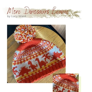 Puede incluir: Un gorro de punto rojo, blanco y amarillo con un pompón en la parte superior. El gorro tiene un patrón de dinosaurio. "More Dinosaurs Beanie by Lucy Ward" está escrito en la imagen.
