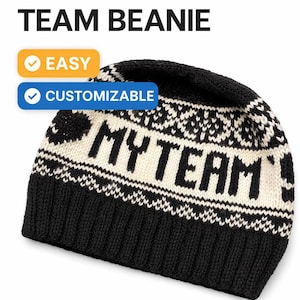Könnte beinhalten: Schwarz-weiße Strickmütze mit dem Schriftzug "MY TEAM" in weißen Buchstaben. Die Mütze hat ein Muster und die Wörter "EASY" und "CUSTOMIZABLE". Ein Winteraccessoire.