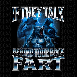 Op de afbeelding: Zwart grafisch T-shirt met de tekst "IF THEY TALK BEHIND YOUR BACK FART". Het ontwerp toont drie gespierde weerwolf figuren in blauwtinten met bliksemflitsen op de achtergrond.