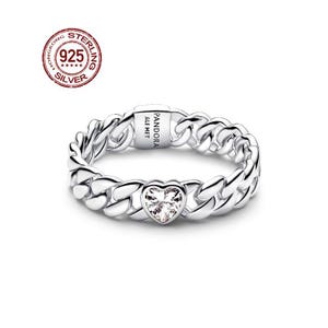 Könnte beinhalten: Ein silberner Ring mit Kettenglied-Design. Der Ring hat einen herzförmigen, klaren Edelstein in der Mitte. Der Ring ist mit "925 STERLING SILVER" und "PANDORA ALE MET" gekennzeichnet.
