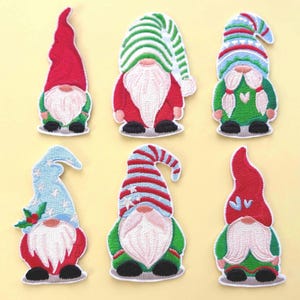 Puede incluir: Colección de seis parches bordados de gnomos. Cada gnomo tiene una barba blanca, un atuendo rojo o verde y un sombrero alto con varios patrones y colores, incluyendo rayas y estrellas. Los parches están sobre un fondo amarillo claro.
