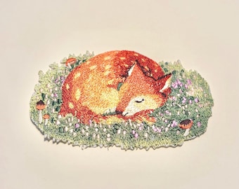 眠っている鹿の刺繍ワッペン | 森の鹿のアイロン接着ワッペン | トートバッグ、ジャケット、DIYクラフトに最適なかわいい森の動物アップリケ