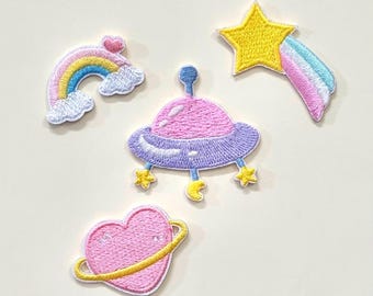 パステルカラーの宇宙刺繍パッチ 4枚セット | 粘着式UFO、土星のハート、流れ星、虹 | ノートパソコン、日記帳、バッグ用DIYデカール