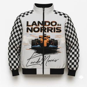 Puede incluir: Chaqueta blanca con cremallera y mangas a cuadros blancos y negros. La chaqueta presenta el texto "LANDO NORRIS #4" y un gr&aacute;fico de un coche de carreras de F&oacute;rmula 1. Tambi&eacute;n est&aacute; la firma del piloto.