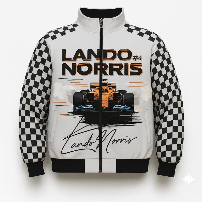 Puede incluir: Chaqueta blanca con cremallera y mangas a cuadros blancos y negros. La chaqueta presenta el texto "LANDO NORRIS #4" y un gr&aacute;fico de un coche de carreras de F&oacute;rmula 1. Tambi&eacute;n est&aacute; la firma del piloto.
