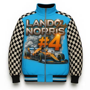 Puede incluir: Chaqueta azul claro con cremallera y dise&ntilde;o de coche de carreras de F&oacute;rmula 1. La chaqueta tiene mangas a cuadros en blanco y negro y las palabras "LANDO NORRIS #4". Cuello y ribete negros.