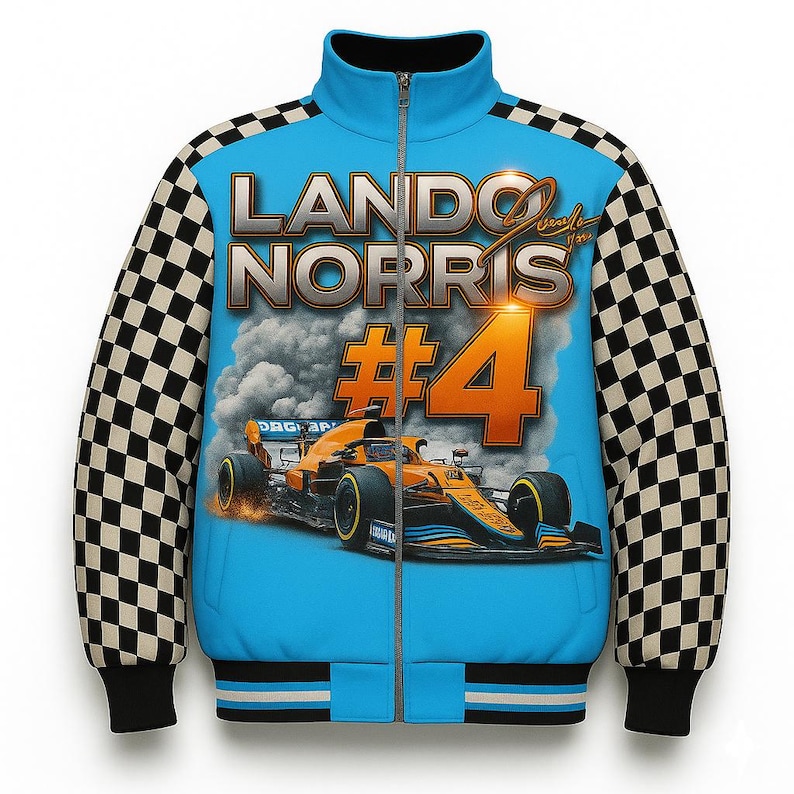 Puede incluir: Chaqueta azul claro con cremallera y dise&ntilde;o de coche de carreras de F&oacute;rmula 1. La chaqueta tiene mangas a cuadros en blanco y negro y las palabras "LANDO NORRIS #4". Cuello y ribete negros.