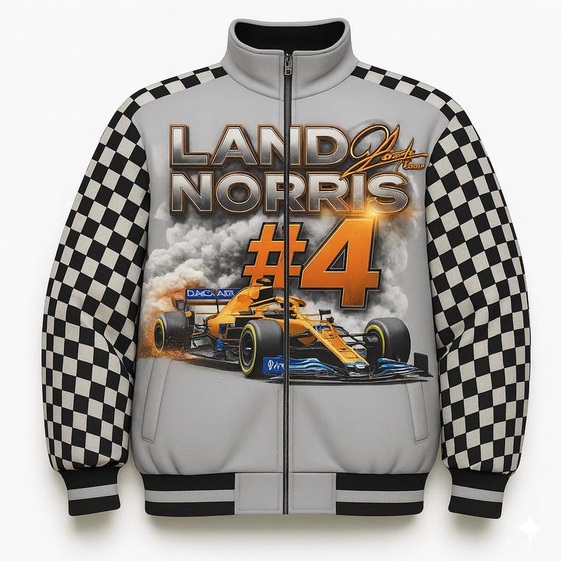 Puede incluir: Chaqueta gris con cremallera con dise&ntilde;o de coche de carreras. La chaqueta tiene mangas a cuadros en blanco y negro y la inscripci&oacute;n "LANDO NORRIS #4". El dise&ntilde;o incluye un coche de carreras amarillo y azul.