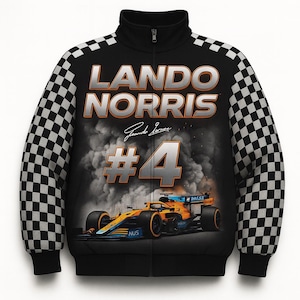 Puede incluir: Chaqueta negra con cremallera con el texto "LANDO NORRIS" y el n&uacute;mero "4". La chaqueta tiene un estampado de cuadros en las mangas y un gr&aacute;fico de un coche de carreras. La chaqueta es negra, naranja y azul.